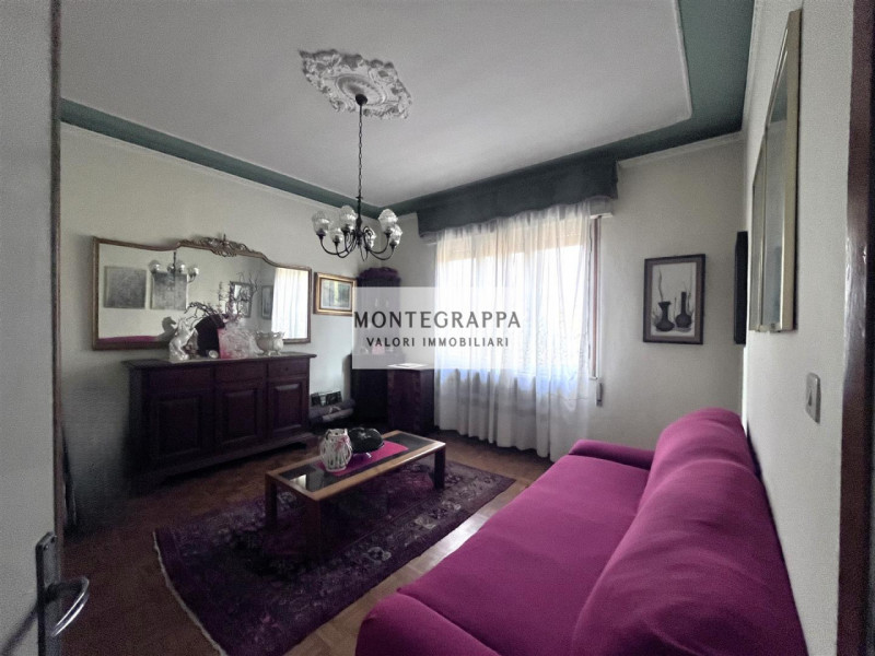 In zona comoda a tutti i servizi, proponiamo casa singola disposta su tre livelli, ideale per chi...