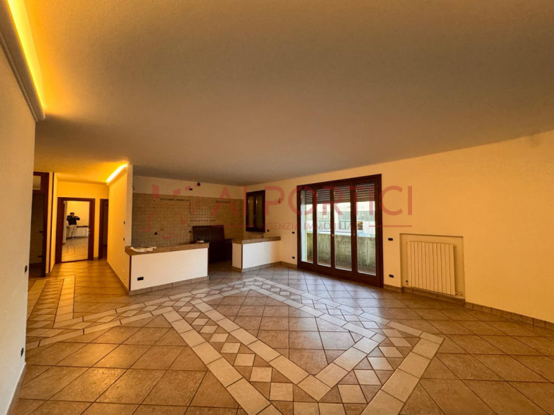 Comune di CODEVIGO – APPARTAMENTO di circa 100 mq calpestabili, sito nella zona industriale, sopr...