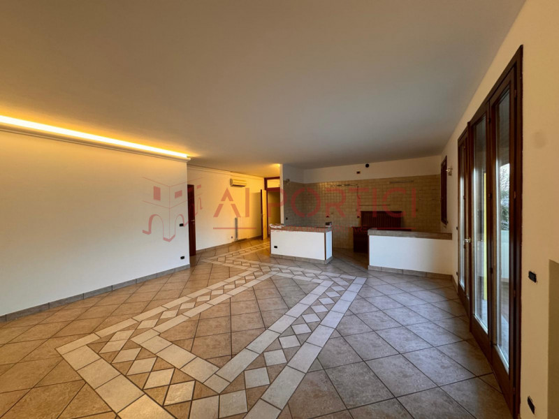 Comune di CODEVIGO – APPARTAMENTO di circa 100 mq calpestabili, sito nella zona industriale, sopr...