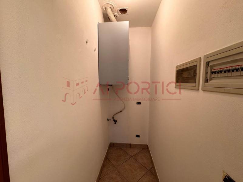 Comune di CODEVIGO – APPARTAMENTO di circa 100 mq calpestabili, sito nella zona industriale, sopr...