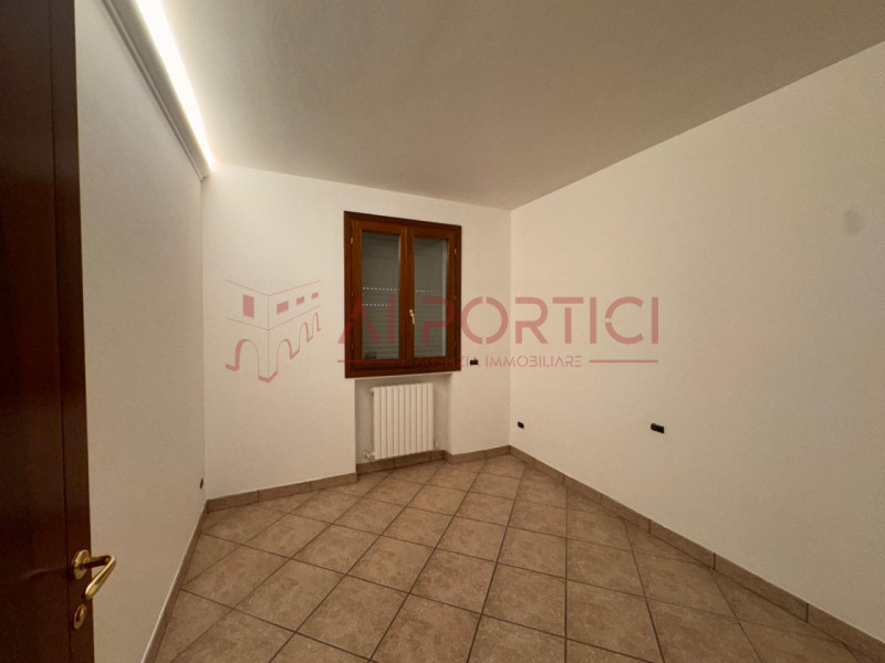 Comune di CODEVIGO – APPARTAMENTO di circa 100 mq calpestabili, sito nella zona industriale, sopr...