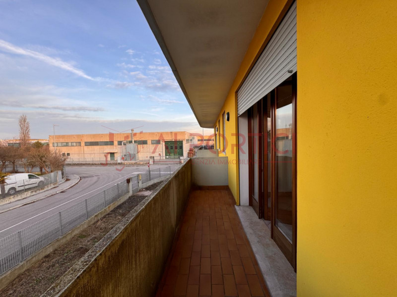Comune di CODEVIGO – APPARTAMENTO di circa 100 mq calpestabili, sito nella zona industriale, sopr...