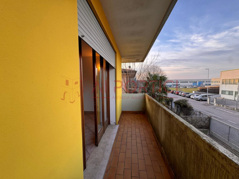 Comune di CODEVIGO – APPARTAMENTO di circa 100 mq calpestabili, sito nella zona industriale, sopr...