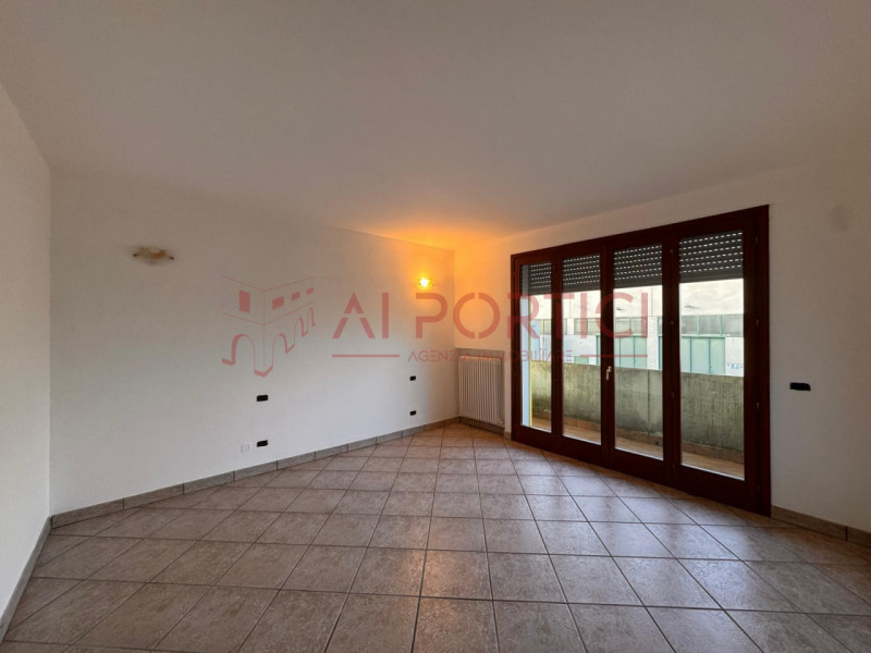 Comune di CODEVIGO – APPARTAMENTO di circa 100 mq calpestabili, sito nella zona industriale, sopr...