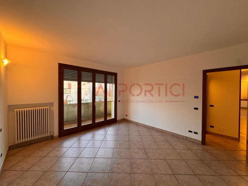 Comune di CODEVIGO – APPARTAMENTO di circa 100 mq calpestabili, sito nella zona industriale, sopr...