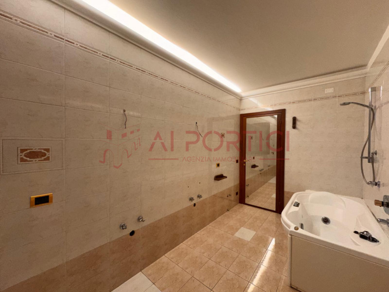 Comune di CODEVIGO – APPARTAMENTO di circa 100 mq calpestabili, sito nella zona industriale, sopr...