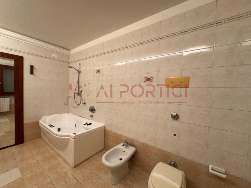 Comune di CODEVIGO – APPARTAMENTO di circa 100 mq calpestabili, sito nella zona industriale, sopr...