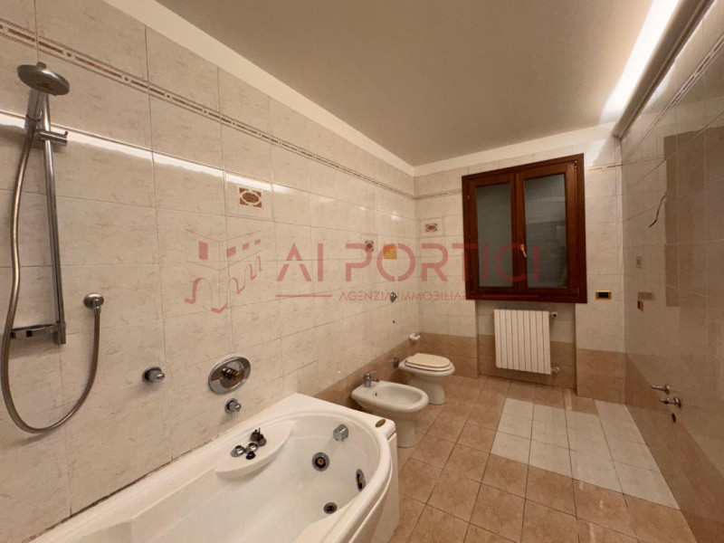 Comune di CODEVIGO – APPARTAMENTO di circa 100 mq calpestabili, sito nella zona industriale, sopr...