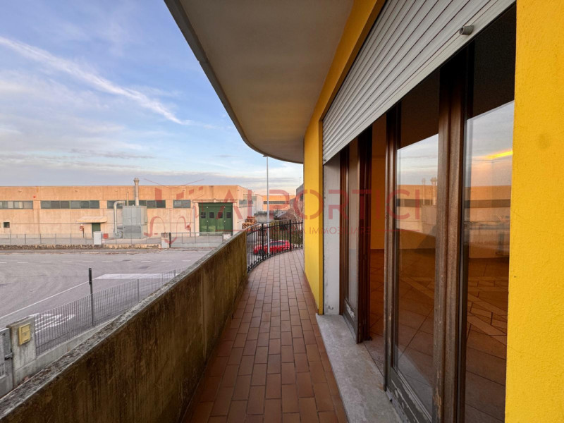 Comune di CODEVIGO – APPARTAMENTO di circa 100 mq calpestabili, sito nella zona industriale, sopr...