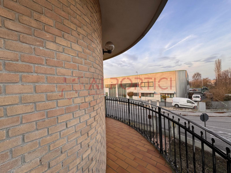 Comune di CODEVIGO – APPARTAMENTO di circa 100 mq calpestabili, sito nella zona industriale, sopr...