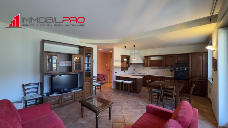 In zona residenziale di Piovene Rocchette (VI), al primo piano di una palazzina curata e composta...