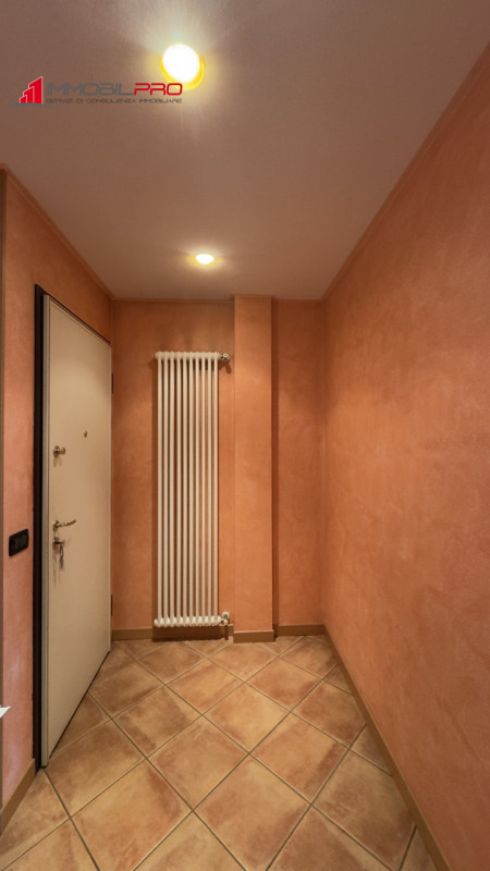 In zona residenziale di Piovene Rocchette (VI), al primo piano di una palazzina curata e composta...