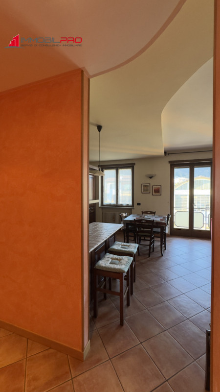 In zona residenziale di Piovene Rocchette (VI), al primo piano di una palazzina curata e composta...