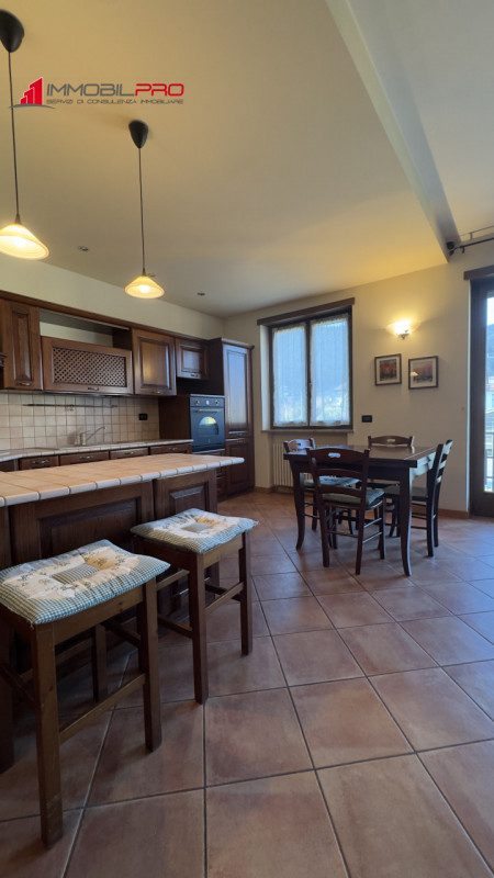 In zona residenziale di Piovene Rocchette (VI), al primo piano di una palazzina curata e composta...