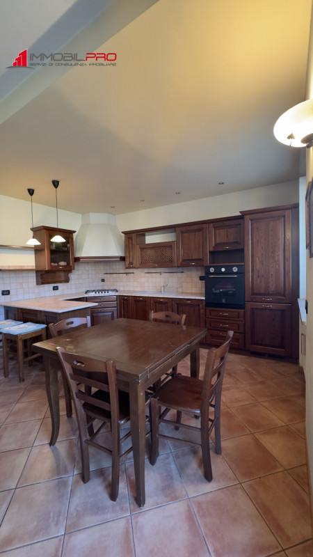 In zona residenziale di Piovene Rocchette (VI), al primo piano di una palazzina curata e composta...