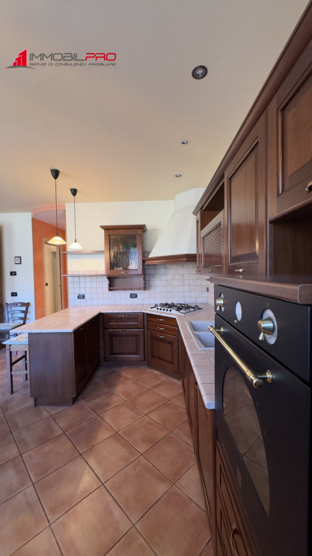 In zona residenziale di Piovene Rocchette (VI), al primo piano di una palazzina curata e composta...