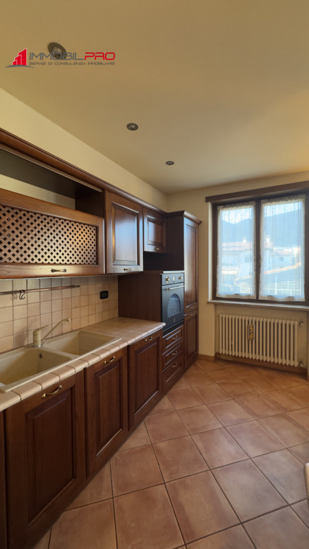 In zona residenziale di Piovene Rocchette (VI), al primo piano di una palazzina curata e composta...