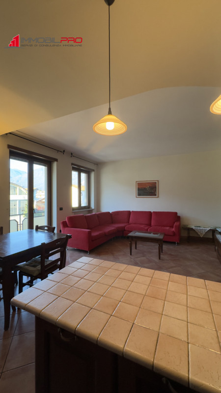 In zona residenziale di Piovene Rocchette (VI), al primo piano di una palazzina curata e composta...