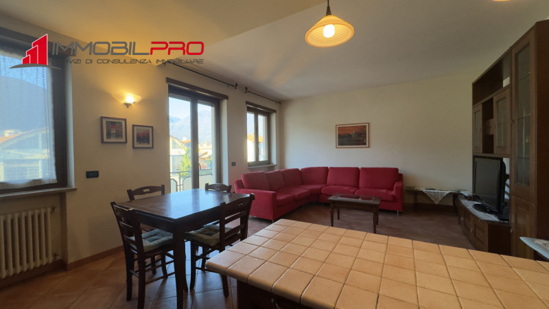 In zona residenziale di Piovene Rocchette (VI), al primo piano di una palazzina curata e composta...