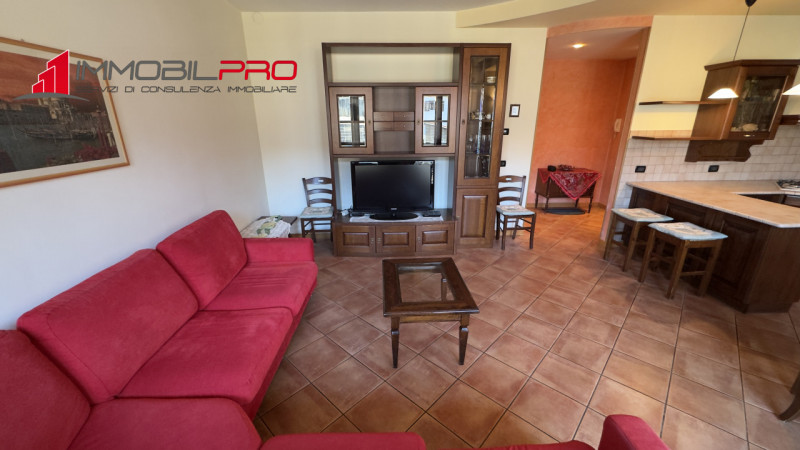 In zona residenziale di Piovene Rocchette (VI), al primo piano di una palazzina curata e composta...