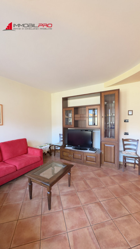 In zona residenziale di Piovene Rocchette (VI), al primo piano di una palazzina curata e composta...