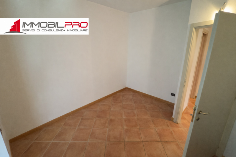 In zona residenziale di Piovene Rocchette (VI), al primo piano di una palazzina curata e composta...