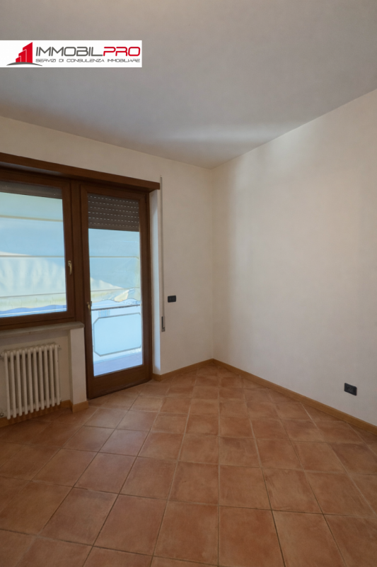 In zona residenziale di Piovene Rocchette (VI), al primo piano di una palazzina curata e composta...