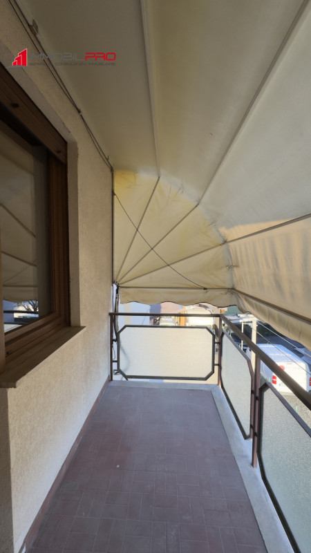 In zona residenziale di Piovene Rocchette (VI), al primo piano di una palazzina curata e composta...