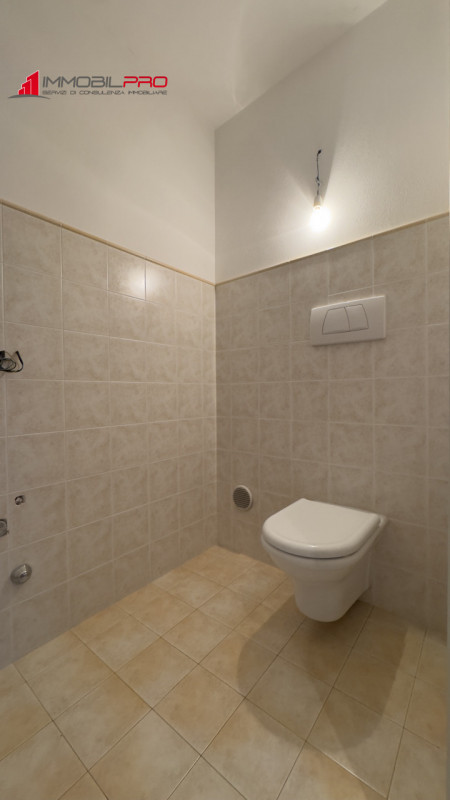 In zona residenziale di Piovene Rocchette (VI), al primo piano di una palazzina curata e composta...