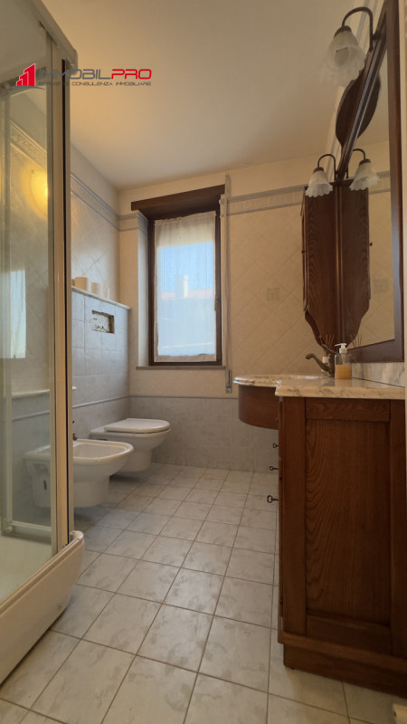 In zona residenziale di Piovene Rocchette (VI), al primo piano di una palazzina curata e composta...