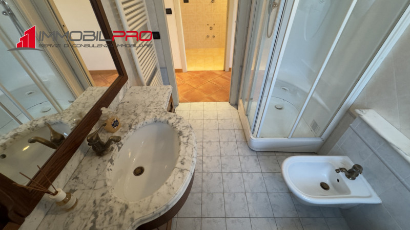 In zona residenziale di Piovene Rocchette (VI), al primo piano di una palazzina curata e composta...