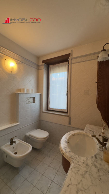 In zona residenziale di Piovene Rocchette (VI), al primo piano di una palazzina curata e composta...