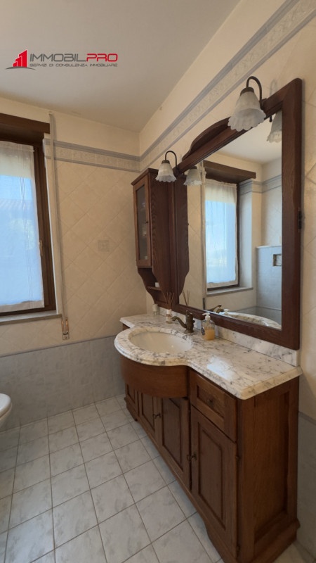 In zona residenziale di Piovene Rocchette (VI), al primo piano di una palazzina curata e composta...