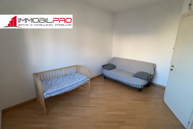 In zona residenziale di Piovene Rocchette (VI), al primo piano di una palazzina curata e composta...