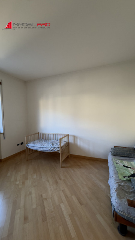 In zona residenziale di Piovene Rocchette (VI), al primo piano di una palazzina curata e composta...