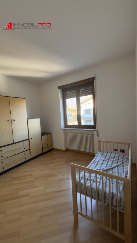 In zona residenziale di Piovene Rocchette (VI), al primo piano di una palazzina curata e composta...