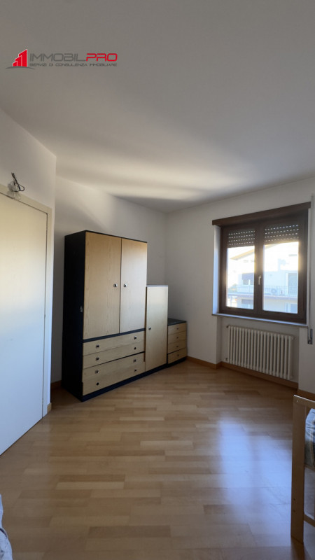 In zona residenziale di Piovene Rocchette (VI), al primo piano di una palazzina curata e composta...