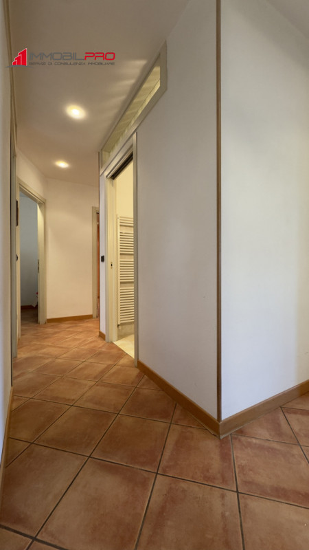 In zona residenziale di Piovene Rocchette (VI), al primo piano di una palazzina curata e composta...