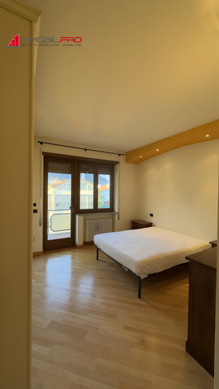 In zona residenziale di Piovene Rocchette (VI), al primo piano di una palazzina curata e composta...