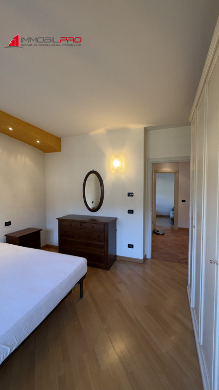 In zona residenziale di Piovene Rocchette (VI), al primo piano di una palazzina curata e composta...