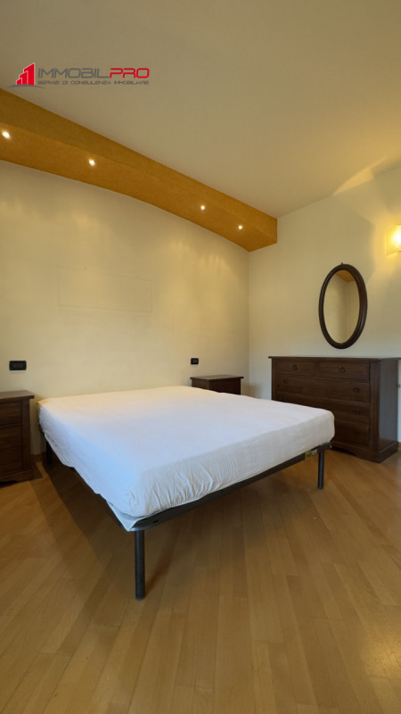 In zona residenziale di Piovene Rocchette (VI), al primo piano di una palazzina curata e composta...