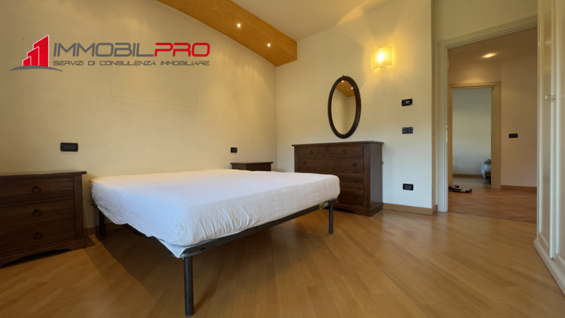 In zona residenziale di Piovene Rocchette (VI), al primo piano di una palazzina curata e composta...