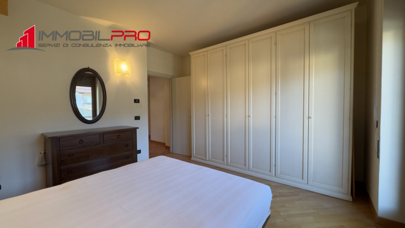 In zona residenziale di Piovene Rocchette (VI), al primo piano di una palazzina curata e composta...