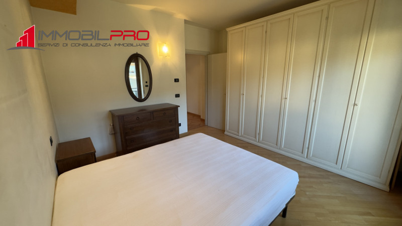 In zona residenziale di Piovene Rocchette (VI), al primo piano di una palazzina curata e composta...