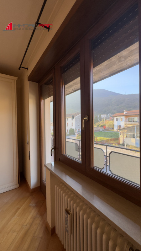 In zona residenziale di Piovene Rocchette (VI), al primo piano di una palazzina curata e composta...