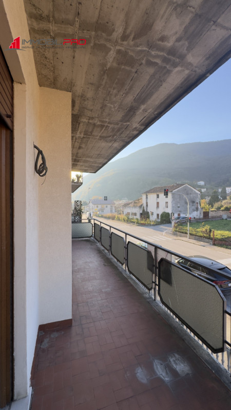 In zona residenziale di Piovene Rocchette (VI), al primo piano di una palazzina curata e composta...