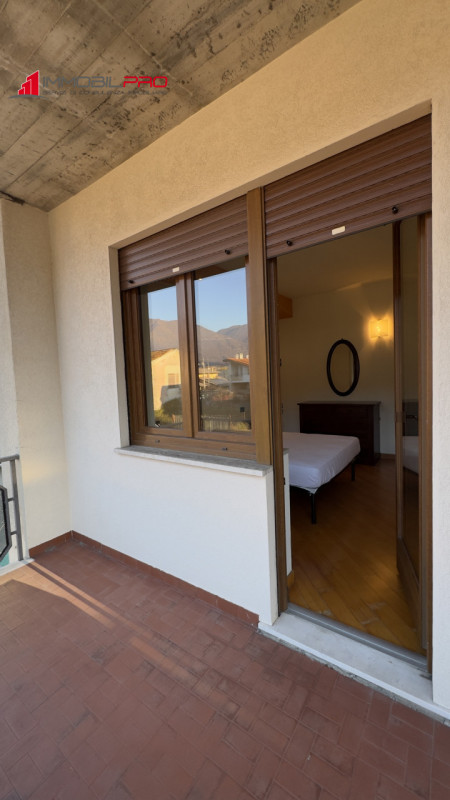 In zona residenziale di Piovene Rocchette (VI), al primo piano di una palazzina curata e composta...