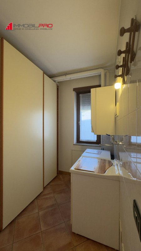 In zona residenziale di Piovene Rocchette (VI), al primo piano di una palazzina curata e composta...