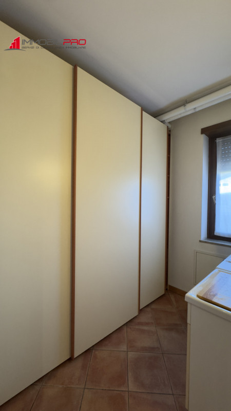 In zona residenziale di Piovene Rocchette (VI), al primo piano di una palazzina curata e composta...