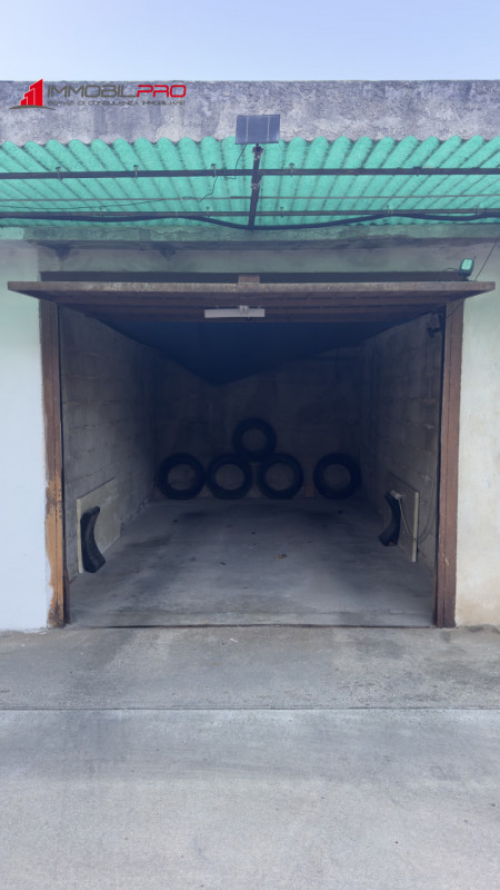 In zona residenziale di Piovene Rocchette (VI), al primo piano di una palazzina curata e composta...